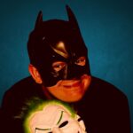 Tisch mit zahlreichen Requisiten neben der Fotobox Kassel