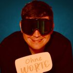 Gast mit bunter Ski Aggu Maske in der Fotobox Kassel