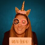 Gäste mit lustigen Brillen in der Fotobox