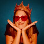 Gast mit goldener Krone an der Fotobox in Kassel