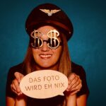 mit Partyhüten vor der Fotobox