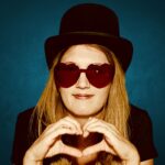 Gäste mit Retro-Hüten in der Fotobox