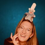 Gäste mit Film- und TV-Requisiten in der Fotobox