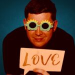 Gäste mit lustigen Schildern vor der Fotobox