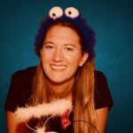 Gäste mit Sesamstraße-Requisiten in der Fotobox