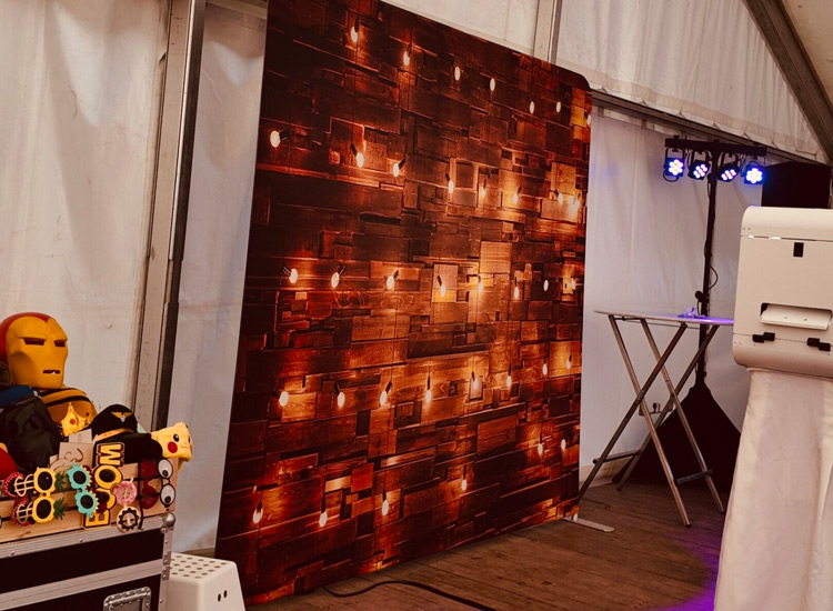 Fotobox Kassel mit Auswahl an Hintergründen für Events